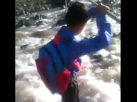 فيديو : كيف ينتقل هذا الطفل الى المدرسة