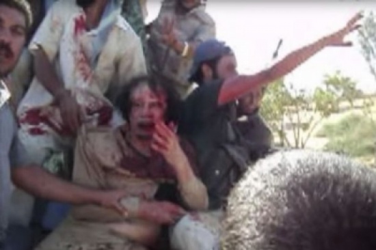 شاهد:مقطع لم ينشر من قبل للقذافي وهو مغطى بالدماء ويضرب شاهد:مقطع لم ينشر من قبل للقذافي وهو مغطى بالدماء ويضرب