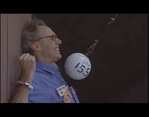 بالفيديو | أستاذ فيزياء يعرض حياته للخطر لكي يثبت لطلابه أحد قوانين الفيزياء