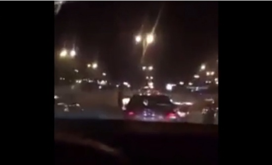 سائق أردني يتصل بسائق السيارة التي أمامه ليفسح له الطريق سائق أردني يتصل بسائق السيارة التي أمامه ليفسح له الطريق