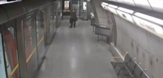 فيديو: كاميرا مراقبة توثق لحظة زرع قنبلة في قطار مترو لندن