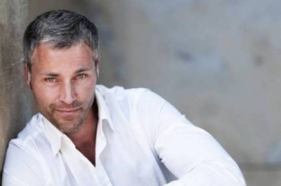 لهذه الأسباب تعشق النساء الشيب عند الرجل!