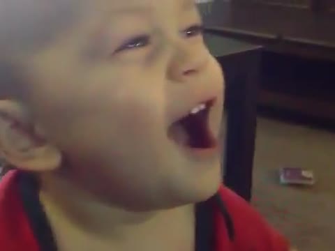 طفل يتعلم الصفير