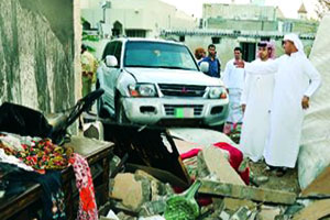 فلسطيني يخترق المنزل بالسيارة لينقذ أسرته من حريق