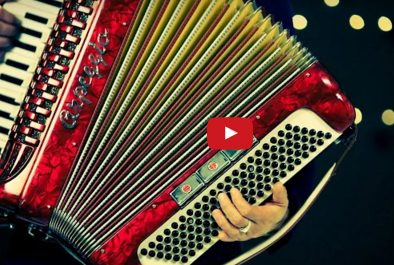 بالفيديو  :  كيف يصنع الأكورديون؟