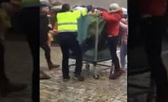 بالفيديو : نجاة مقدم عروض من الموت غرقا أثناء تنفيذ خدعة بالفيديو : نجاة مقدم عروض من الموت غرقا أثناء تنفيذ خدعة