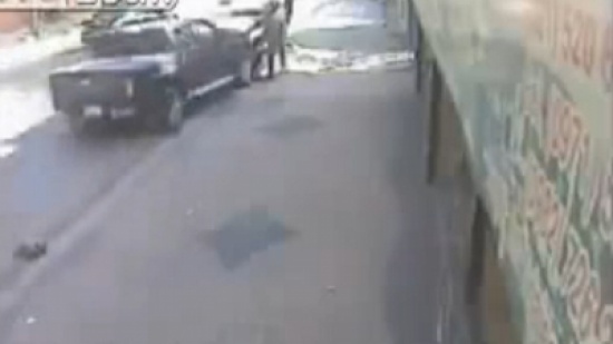 نجاة  شابين بأعجوبة بعد ان حاولا سرقة سيارة