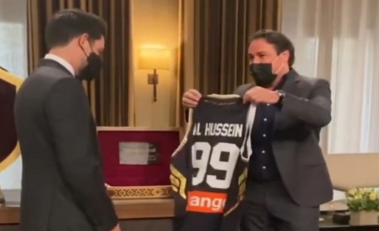 ولي العهد يلتقي منتخبنا للسلة ويتسلم القميص 99 ولي العهد يلتقي منتخبنا للسلة ويتسلم القميص 99