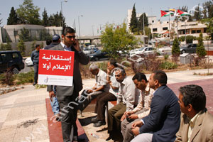 تلكؤ الحكومة في الإفراج عن الفزاع يوتر العلاقة مع الجسم الصحفي ( صور )