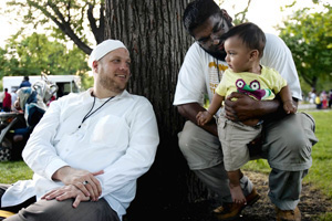 إمام شيكاجو يدعو مطربات "البوب" لرفع الأذان بالمساجد