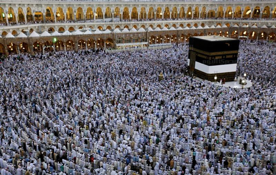 مندوبا عن الملك رئيس الديوان في وداع قافلة حجاج المكرمة الملكية مندوبا عن الملك رئيس الديوان في وداع قافلة حجاج المكرمة الملكية