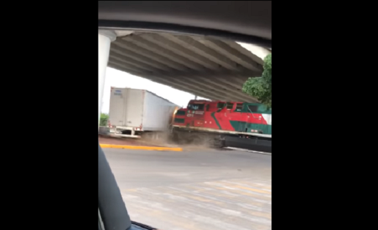 بالفيديو : قطار يصطدم شاحنة بالمكسيك بالفيديو : قطار يصطدم شاحنة بالمكسيك
