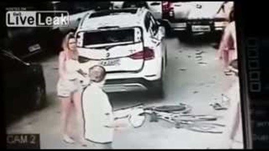 بالفيديو.. شاهد ماذا حدث لهذه الفتاة بأحد شوارع البرازيل