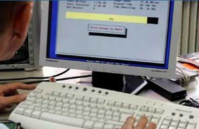 إمراة تتجسس على ضحاياها عبر كاميرات حواسيبهم إمراة تتجسس على ضحاياها عبر كاميرات حواسيبهم
