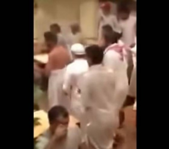 فيديو| شجار عنيف داخل احدى المطاعم في السعودية