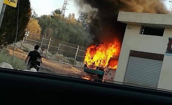 حريق في حافلتين على طريق اوتستراد عمان الزرقاء