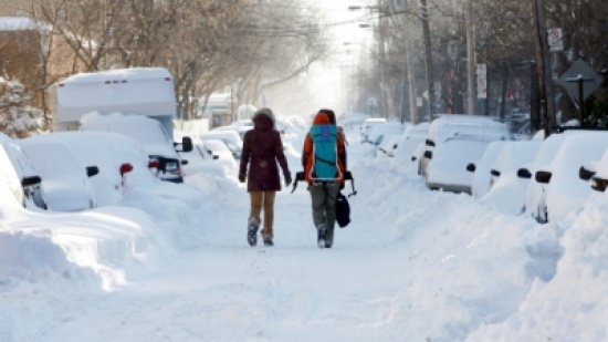 عاصفة ثلجية قوية تشل المرور وتلغي عشرات الرحلات الجوية بكندا