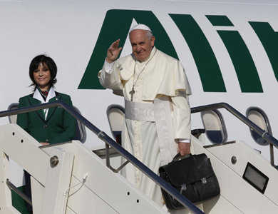 مسيحيو الأردن ينتظرون البابا بالورود والاعلام