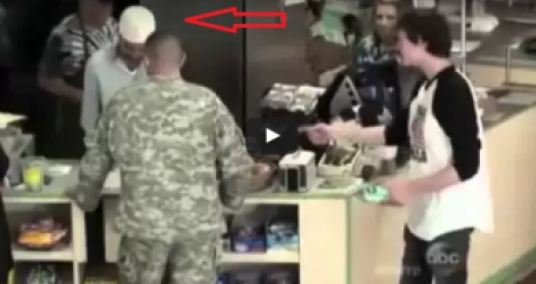 شاهد ردة فعل جندي أمريكي عندما اكتشف أن البائع مسلم!