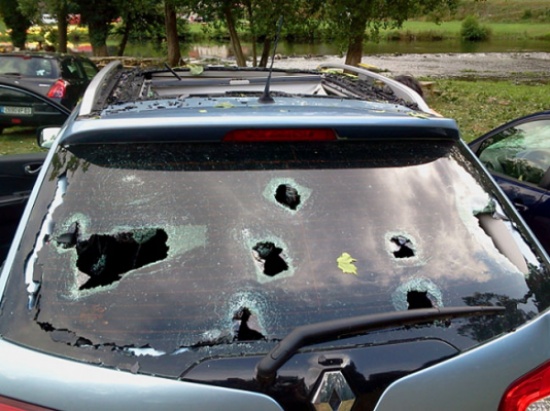 برد عملاق يحطم السيارات ( صور )