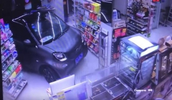 فيديو: شخص يدخل سيارته إلى محل كي لا يضيع الوقت في ركنها