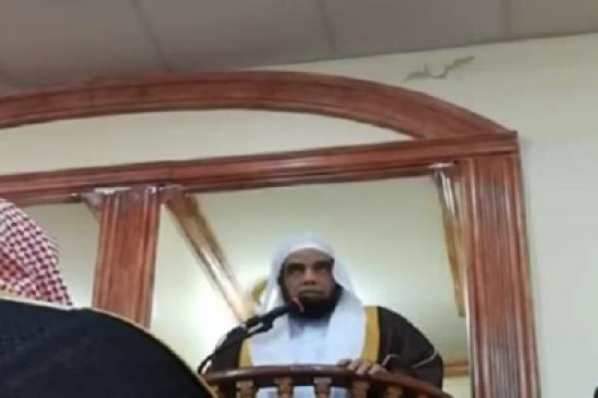 بالفيديو.. إمام مسجد يلقي خطبتي الجمعة أول أيام العيد في “دقيقة ونصف”