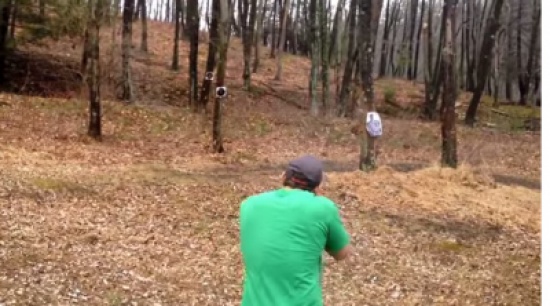 رجل يقوم بالتصويب على شجرة فتسقط فوق رأسه !