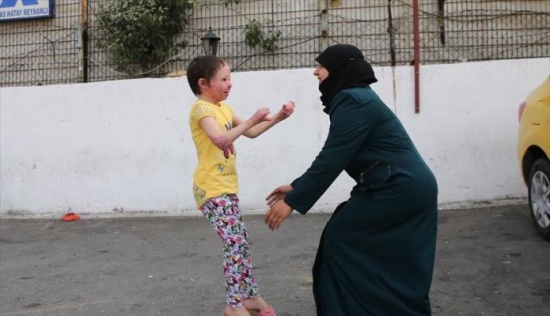 دموع فرح "هبة" السورية أطفأت لهيب حروق وجهها دموع فرح "هبة" السورية أطفأت لهيب حروق وجهها