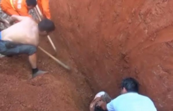 يُدفن حيا لمدة ساعتين