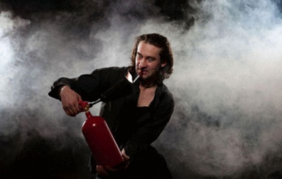 يشعل النار بمنزله للتخلص من حشرات الفراش