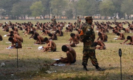 امتحانات بالملابس الداخلية في الهند لمنع الغش!