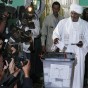 البشير يدلي بصوته في مركز الاقتراع بالخرطوم