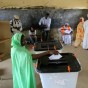 امرأة سودانية تدلي بصوتها في احد صناديق الاقتراع - ارشيفية