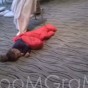 طفلة نائمة في صالة افراح فندق المطار - من الفيديو