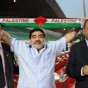 مارادونا يرفع علم فلسطين والى جانبه مسؤولا البعثة الفلسطينية