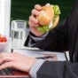 تناول الطعام على المكتب يضر بصحتك