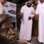 3 من أسرى الحرب السابقين في الكويت يتأملون تمثال صدام حسين