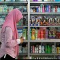 صورة لإمرأة اندونيسية وهي تبحث عن مواد تجميل