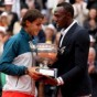 نادال يتسلم كأس البطولة