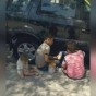 الاطفال يجلسون بجانب سيارة  - ارشيفية