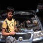 طفل يعمل بمحل تصليح سيارات