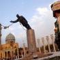لحظة اسقاط تمثال الرئيس العراقي الراحل صدام حسين