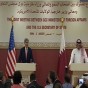 وزير الخارجية الامريكي جون كيري ونظيره القطري خالد العطية خلال مؤتمر صحفي في الدوحة الاثنين