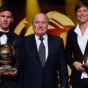 رئيس الاتحاد الدولي بلاتر يتوسط الفائزين بجائزة افضل لاعب ولاعبة ميسي ووامباك