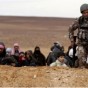 حرس الحدود الاردني خلال مساعدته اللاجئين السوريين على الحدود