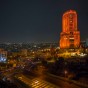 اضاءة فندق الرويال باللون البرتقالي