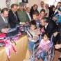 صورة توضيحية لتوزيع الحقائب والقرطاسية