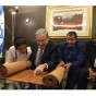 نتنياهو بين اليود اليمنين يطالع التوراة المهربة-ارشيفية