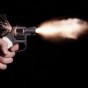 شخص يطلق النار من سلاحه -  تعبيرية