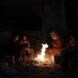عائلة تحت الظلام جراء انقطاع التيار الكهربائي في غزة - أرشيفية